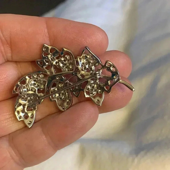 Silvertone leaf motif with faceted glass beads - Picture 3 of 6